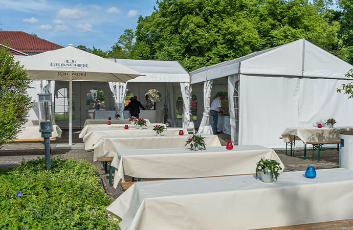 Gartenanlage Waldaupark mit Zelten und Biertischgarnituren