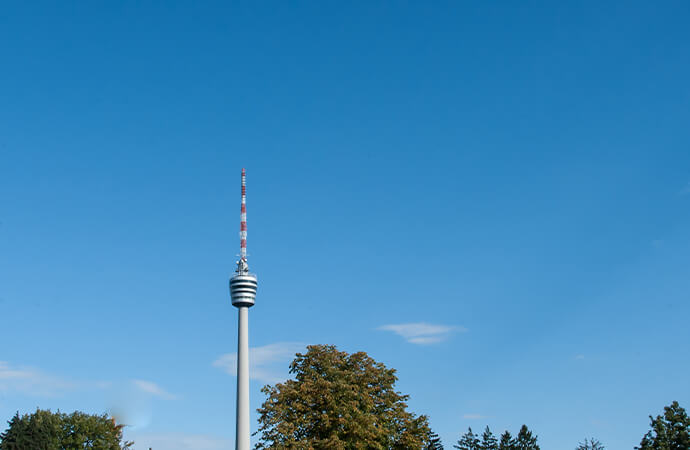 Stuttgarter Fernsehturm mit blauem Himmel