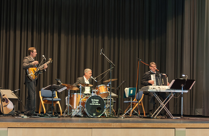 Konzertsaal mit Musikern auf Bühne