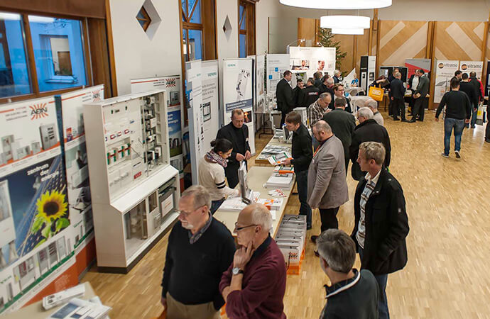 Messe- und Ausstellungsraum mit Personen und Präsentationsmaterial