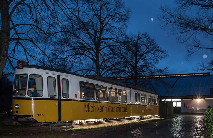 Alte stillgelegte Straßenbahn für Feierlichkeiten