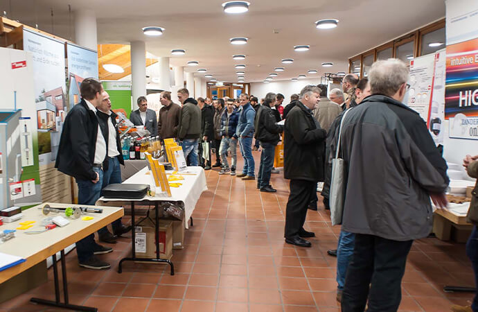 Foyer im Waldaupark mit Menschen