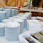 Geschirr auf Tisch mit Besteck