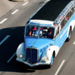 Alter blauer Bus mit Menschen